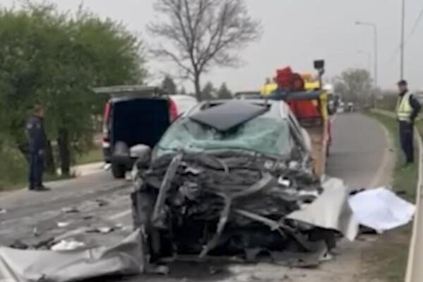 PRVE SLIKE SMRSKANOG AUTOMOBILA NAKON UDESA U KRALJEVU: Vozač POGINUO, dvoje povređeno (FOTO)