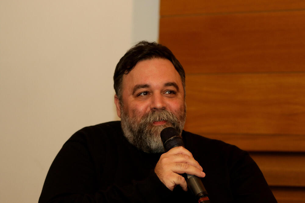 NJEGOVA HARIZMA OSVOJILA JE MNOGE, A NIKO NE ZNA DA MU JE OVO SUPRUGA: Ljudi mu ZAVIDE što je oženio ovu LEPOTICU