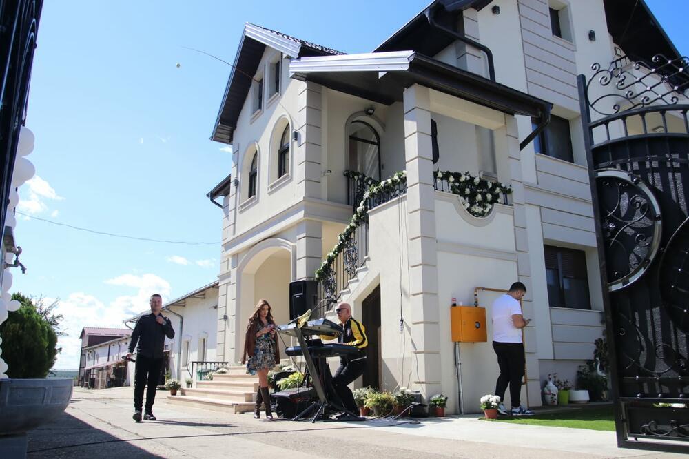 KOLIKO LI OVO KOŠTA, MAJKO MILA? Evo ko živi u ovoj VILI, sve puca od LUKSUZA, ovo ste samo na filmu videli