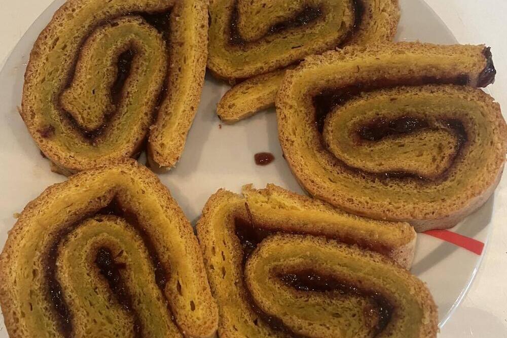 NAJMEKŠI ROLAT SA DŽEMOM PO RECEPTU NAŠIH BAKA: Sprema se očas posla sa samo 4 sastojka (RECEPT)