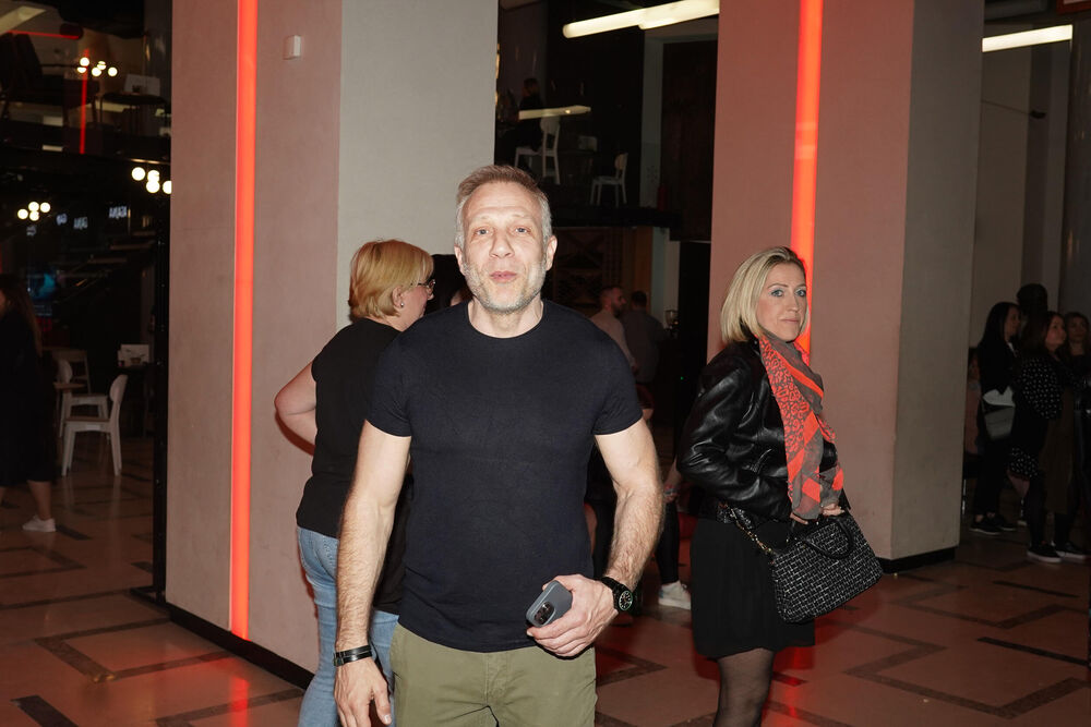 Milan se u pozorištu pojavio sa lepoticom koja je pokupila poglede svih prisutnih 