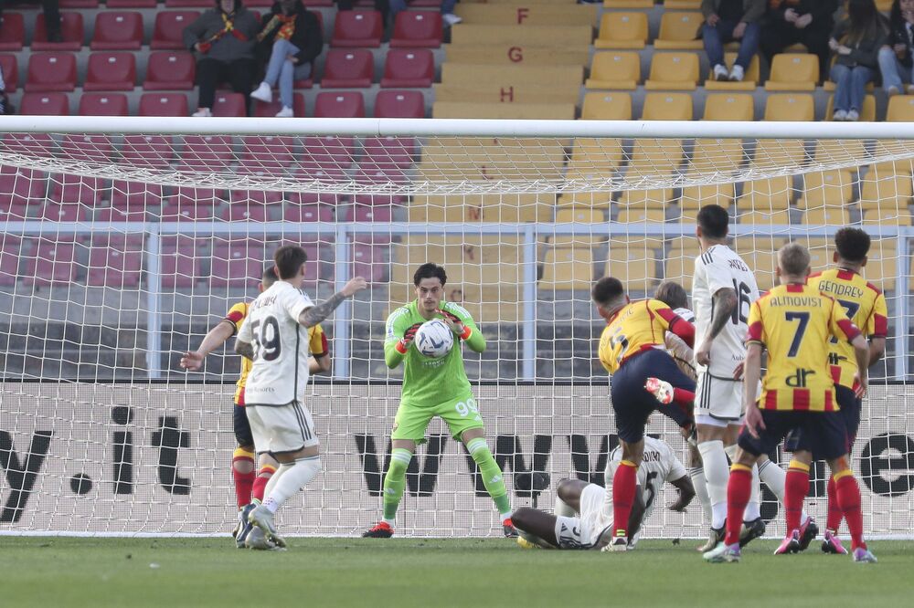 Mile Svilar na utakmici Lećea i Rome