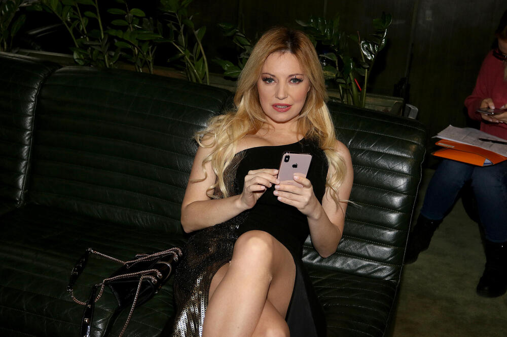 LAZARICA POSTALA ATOMSKA BOMBA: Ivana je nekad bila SMERNA, a onda je rešila da pokaže SVE ATRIBUTE, KAKVA ŽENA