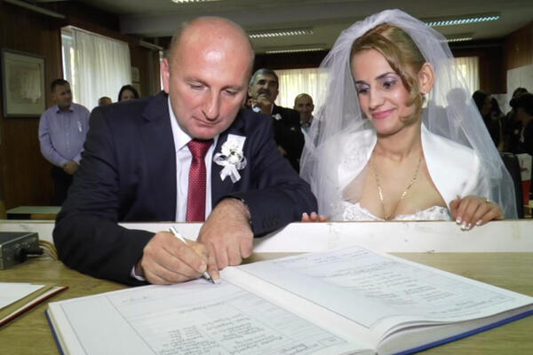 PROFESOR MILINKO IZ IVANJICE OŽENIO ALBANKU, IAKO JE VIDEO SAMO NA SLICI: Odmah je znao da mu je suđena! (FOTO)