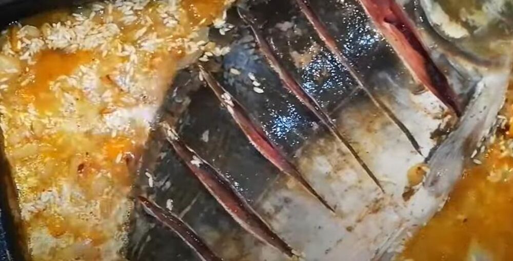 Riba i pirinač u tiganju