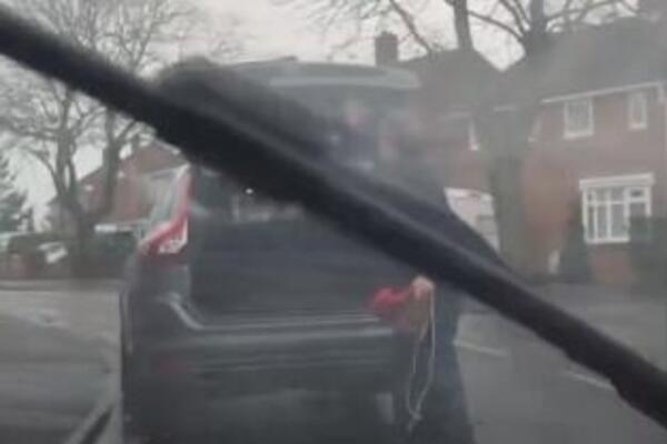 PRETICAO AUTOMOBIL, NIJE NI SLUTIO ŠTA ĆE SE DESITI: Muškarac mu zaustavio vozilo, pa IZ GEPEKA IZVADIO... (VIDEO)