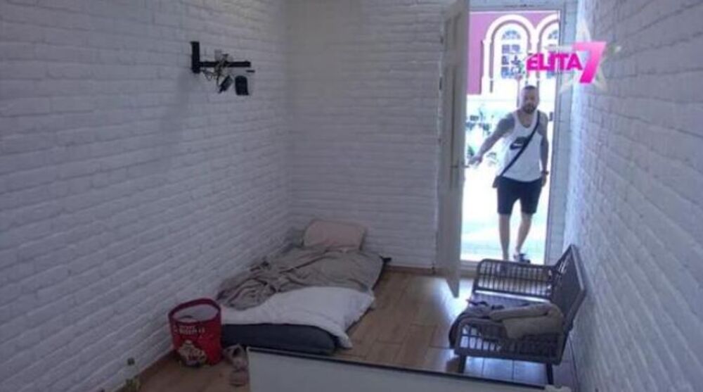 Ša posmatra Mionu i Stanislava