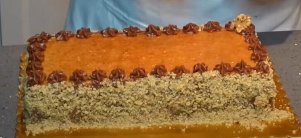 Posna torta sa orasima na tacni