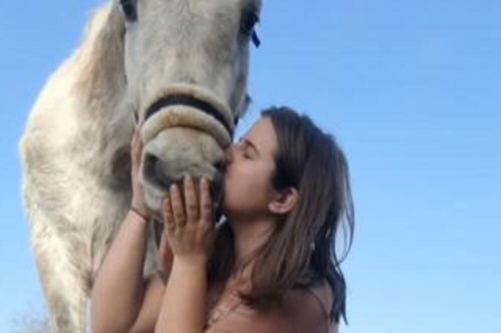 ANDREA IMA PREKO 40 ŽIVOTINJA: Kuce, mace, koze, i konji imaju svu LJUBAV OVOG SVETA, ali sada ima jedan PROBLEM...