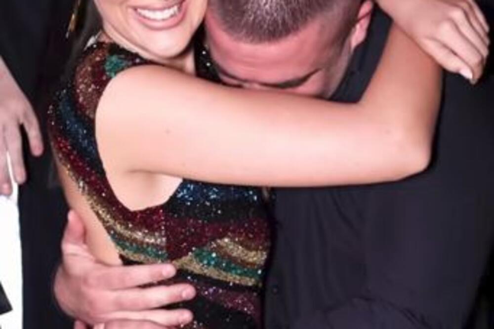 KO TO GRLI PRIJOVIĆKU? OD FILIPA NI TRAGA NI GLASA, A SVI SE PITAJU KO JE ON: Slika KRUŽI mrežama, OTKUD TO?