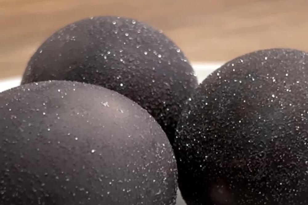 OVE GODINE PROBAJTE FARBANJE JAJA TAKO ŠTO ĆETE IH KUVATI U VINU: Ovo je jedna od NAJLAKŠIH i NAJLEPŠIH tehnika