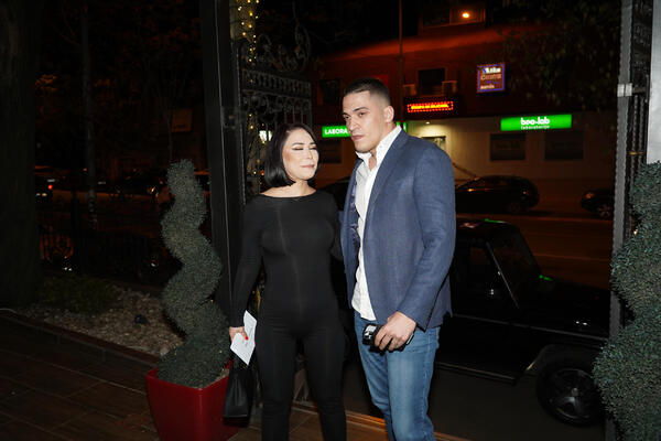 ALEKSANDRA MLADENOVIĆ POZIRA SA NOVIM DEČKOM BIZNISMENOM! PEVAČICA SE PONOSNO ŠEPURI UZ DARKA: Baš je ZGODAN i lep