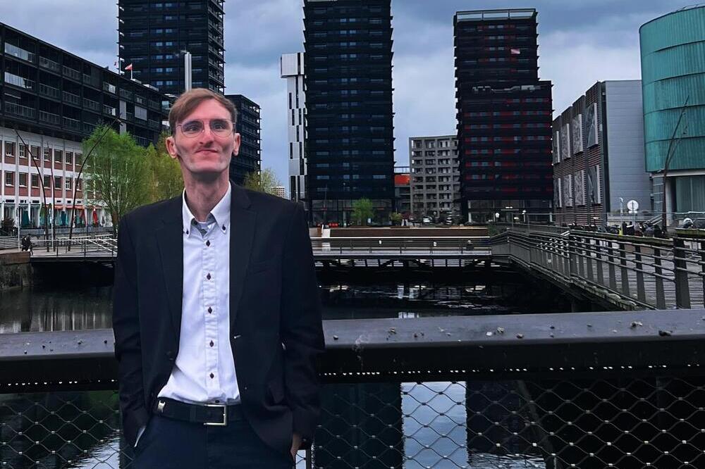 ALMINA SU DISKRIMINISALI, NISU HTELI DA ZAVRŠI ŠKOLU: On je pobedio, njegova priča je primer HRABROSTI