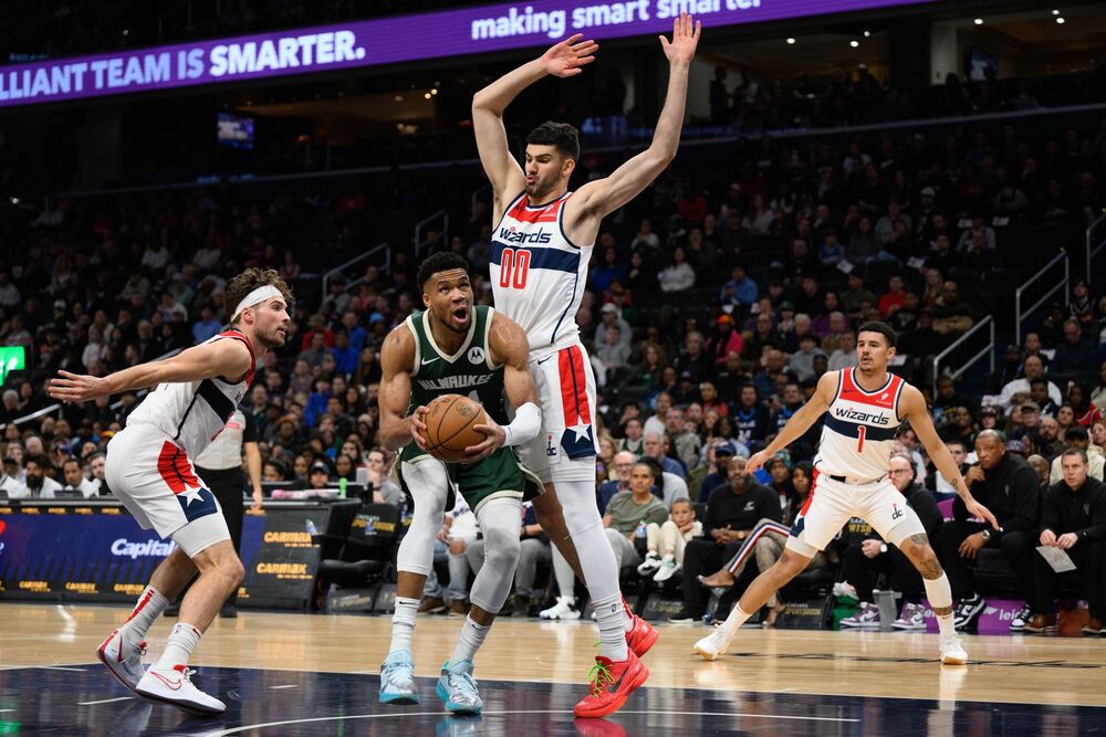 Tristan Vukčević u duelu sa Janisom Adetokumbom