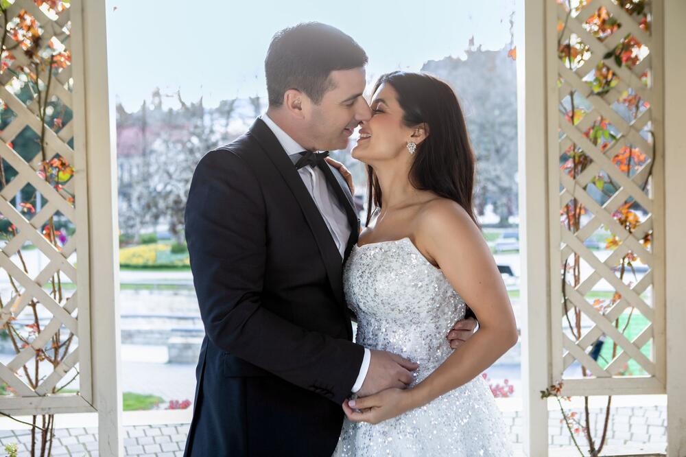 BILA POPULARNIJA OD PRIJE, A ONDA NESTALA: Zbog UDAJE batalila mikrofon, a sad se vraća NIKAD LEPŠA, jednog se KAJE