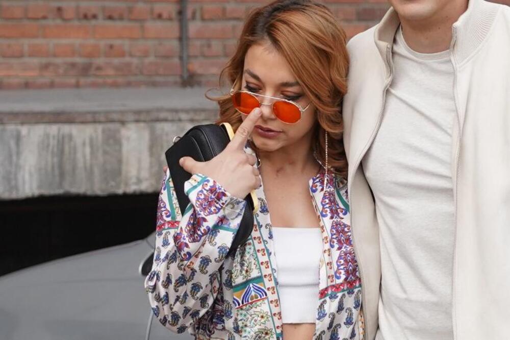 NIKOLA KOJO BI ŠKRIPAO ZUBIMA DA JE VIDI U OVOM IZDANJU: Bokserka pokazala GO STOMAK, prolaznici piljili u nju