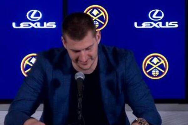 NIKOLA JOKIĆ JE ŠOU PROGRAM: Svi popadali od smeha kada se Srbin obratio! (VIDEO)