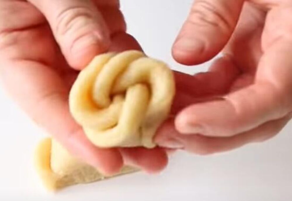 Oblikovanje testa za turski kolač 'Čatal tatlasi'