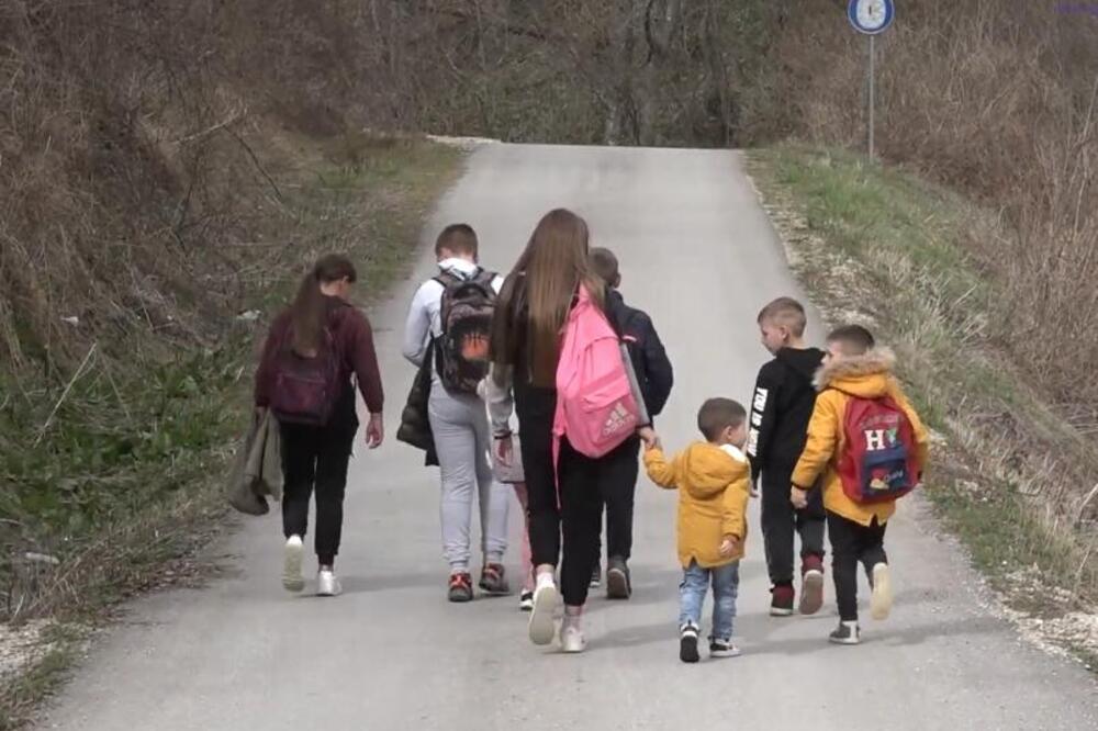 ĐACI IZ SELA MOČIOCI SVAKODNEVNO SATIMA PEŠAČE DO ŠKOLE: Nemaju neopravdane izostanke, uče i pomažu roditeljima