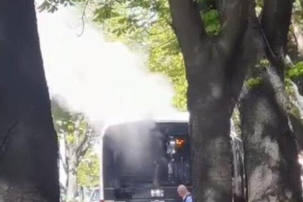 KULJA DIM IZ AUTOBUSA U ZEMUNU: Putnici u panici izašli napolje (VIDEO)