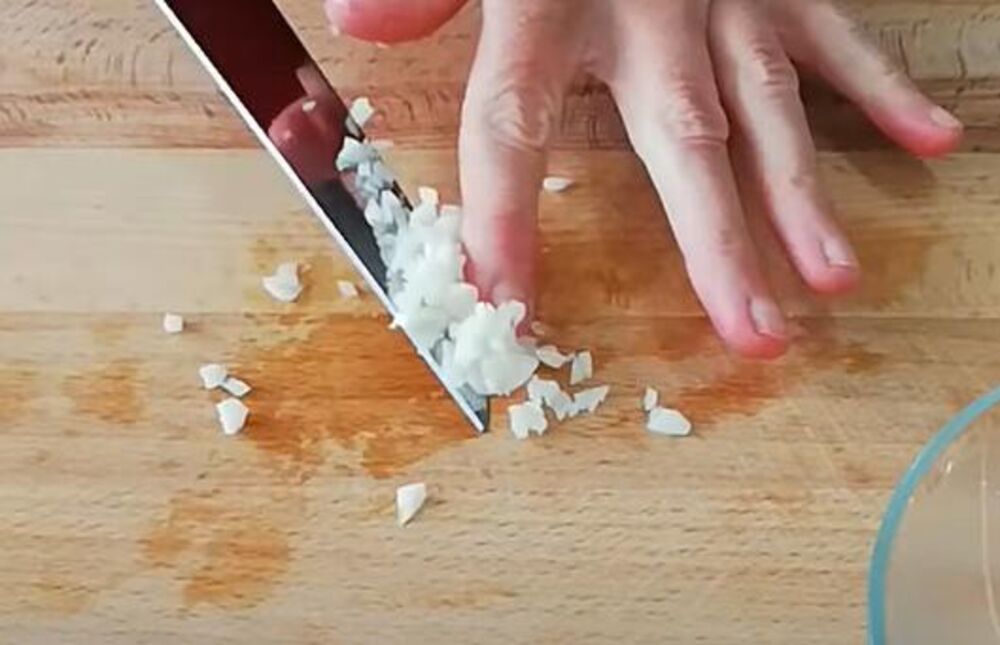 Seckanje belog luka za svetogorsku salatu od tikvica