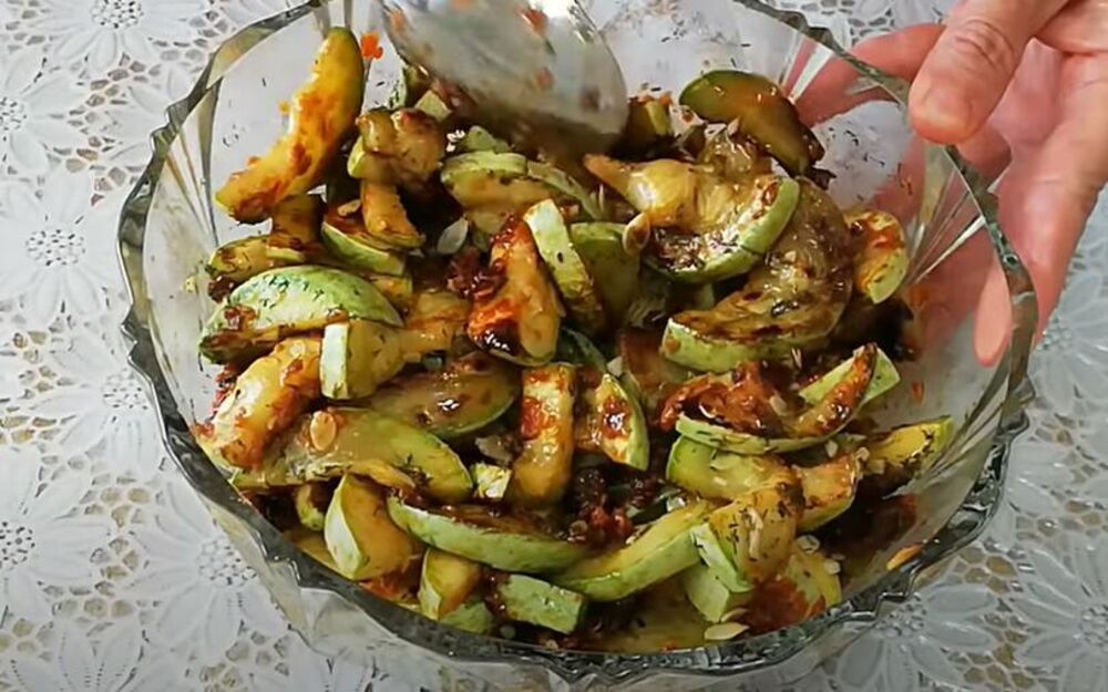 Svetogorska salata od tikvica u činiji