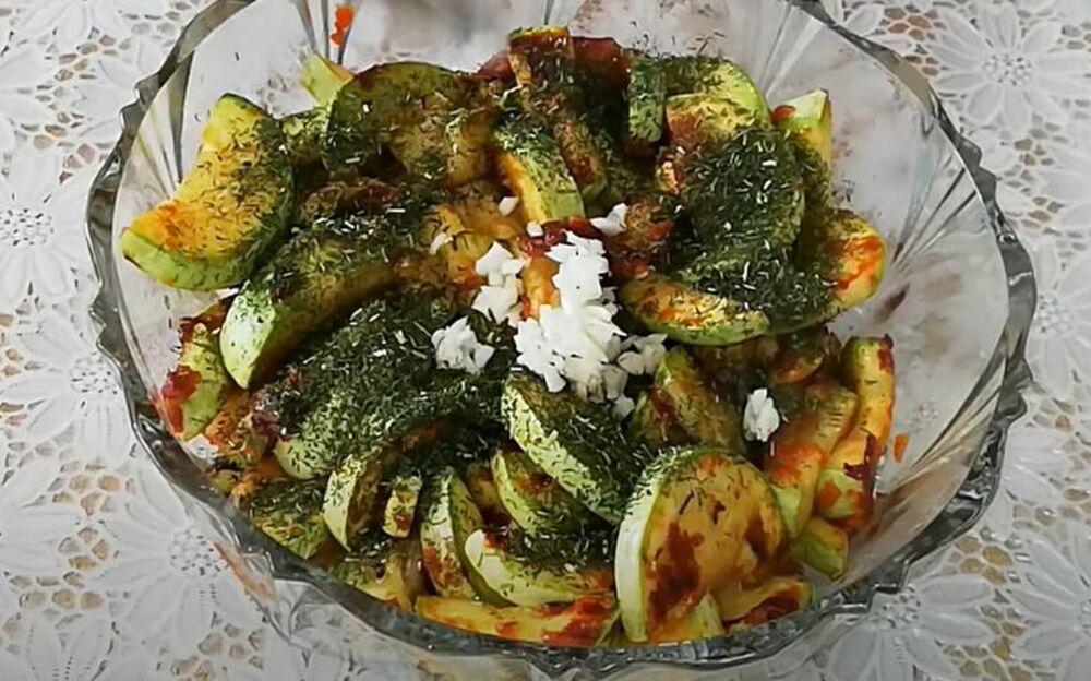 Beli luk i začini preko tikvica