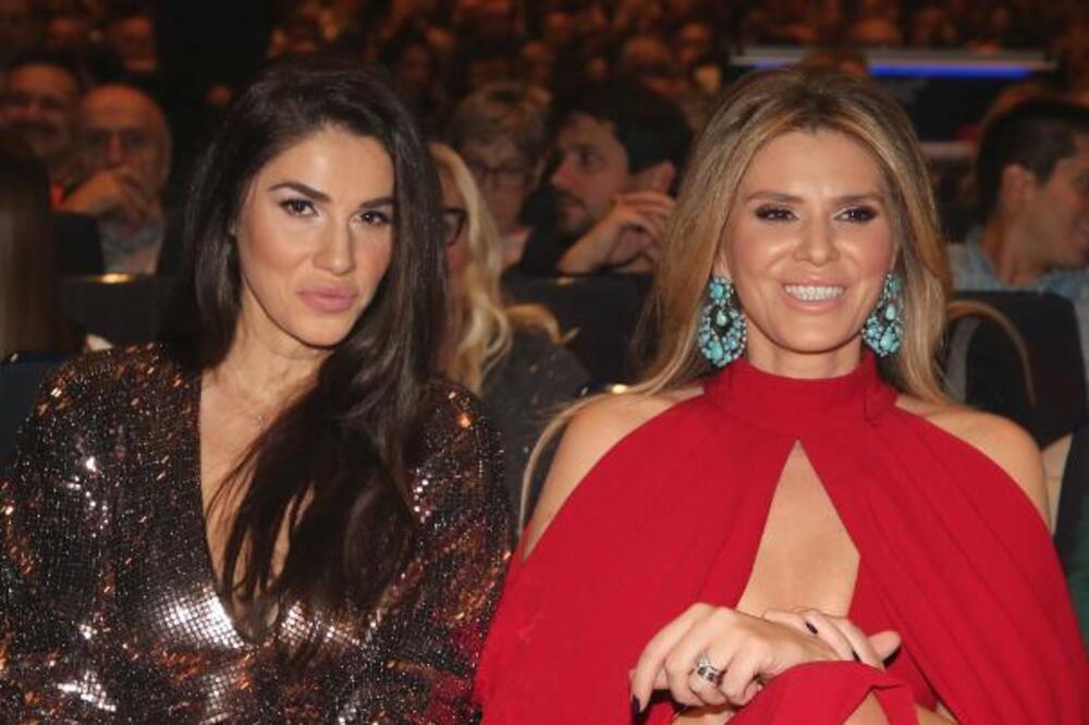 DA LI ZNATE KO JE ZANOSNA CRNKA PORED MELINE? Jako su BLISKE, a i ona je BAŠ DOBRO UDATA: Veoma su UGLEDNI