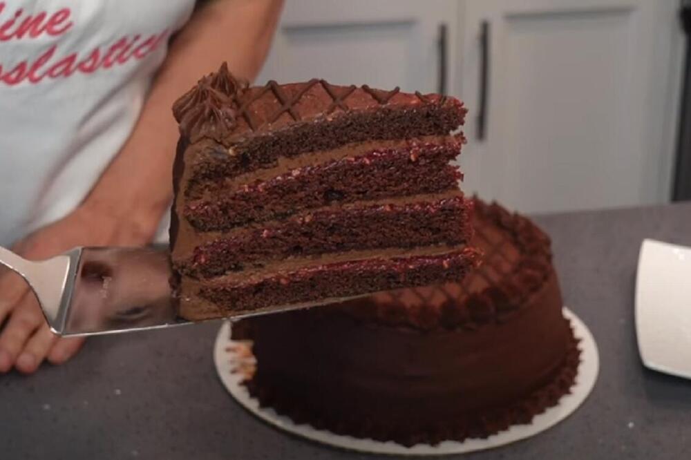 FANTASTIČNA TORTA "ČOKOLADNA DAMA" SA MALINAMA: Elegantan poslastica, potrebno vam je samo 20 minuta (MERA NA ČAŠE)