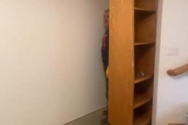 PAR PRONAŠAO SKRIVENA VRATA U SVOM PODRUMU PA ODMAH POZVALI POLICIJU: Iza zida ih je čekao ZAPANJUJUĆ prizor(VIDEO)