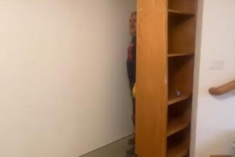 PAR PRONAŠAO SKRIVENA VRATA U SVOM PODRUMU PA ODMAH POZVALI POLICIJU: Iza zida ih je čekao ZAPANJUJUĆ prizor(VIDEO)