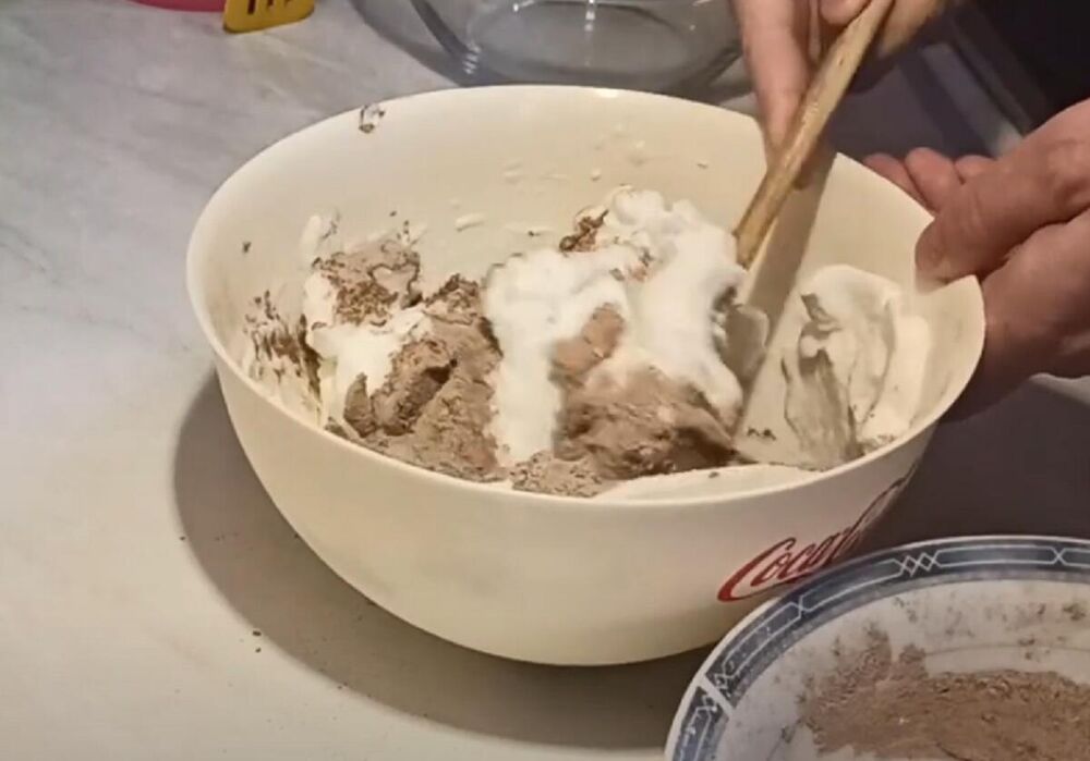 Za šnenokle sa čokoladom prvo odvojite belanca od žumanaca i miksirajte belanca sa 6 kašika šečera dok ne dobijete čvrst šam.