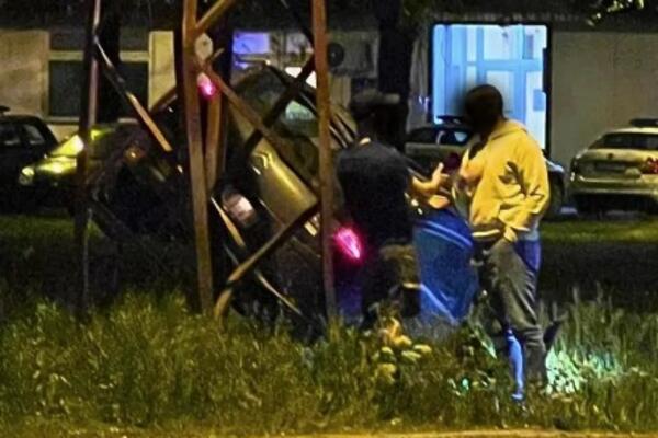 AUTOMOBIL SLETEO SA PUTA U FUTOGU: Sve se desilo kod policijske stanice