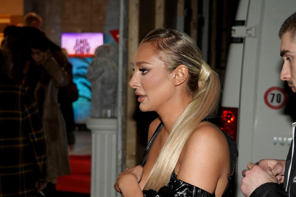 "KAO MAJKA DVE DEVOJČICE OSEĆAM SE PRETUŽNO I UPLAŠENO" Njene reči KIDAJU DUŠU, oprostila se od MALE DANKE