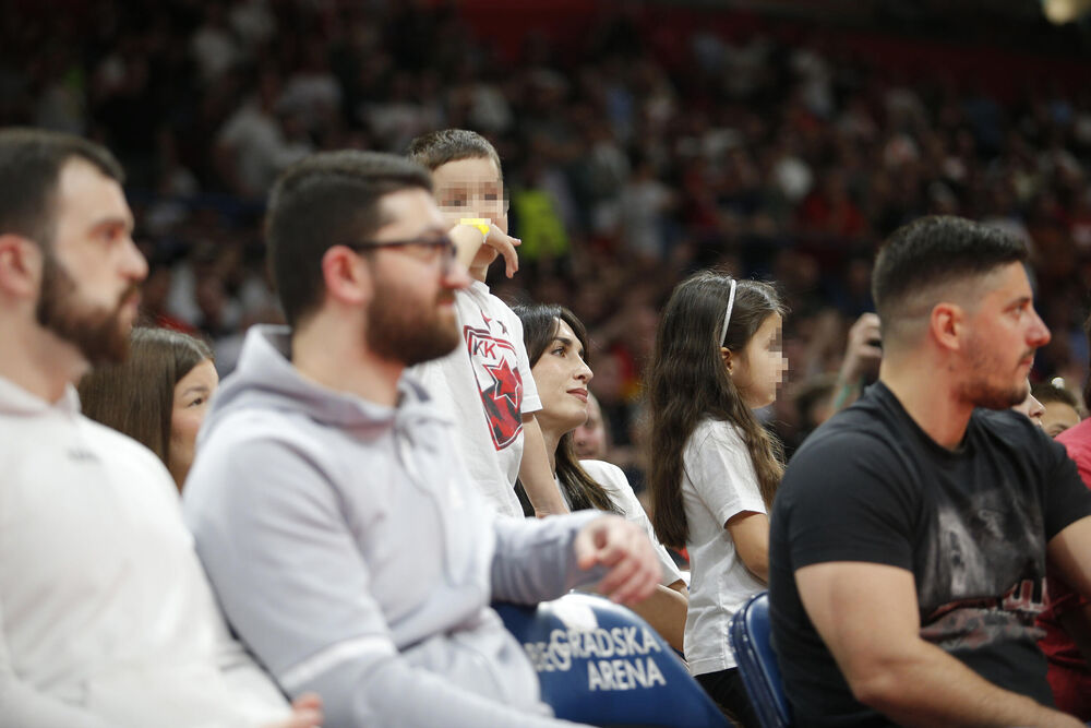 Cela porodica bodri košarkaša