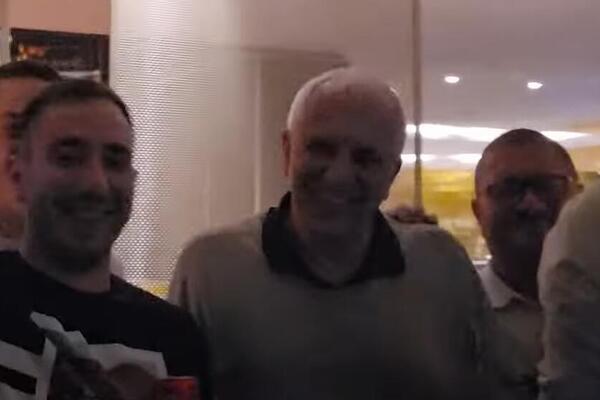 GROBARI ZASVIRALI KLAVIR ZBOG OBRADOVIĆA: Poznata pesma i Željkov veliki osmeh (VIDEO)