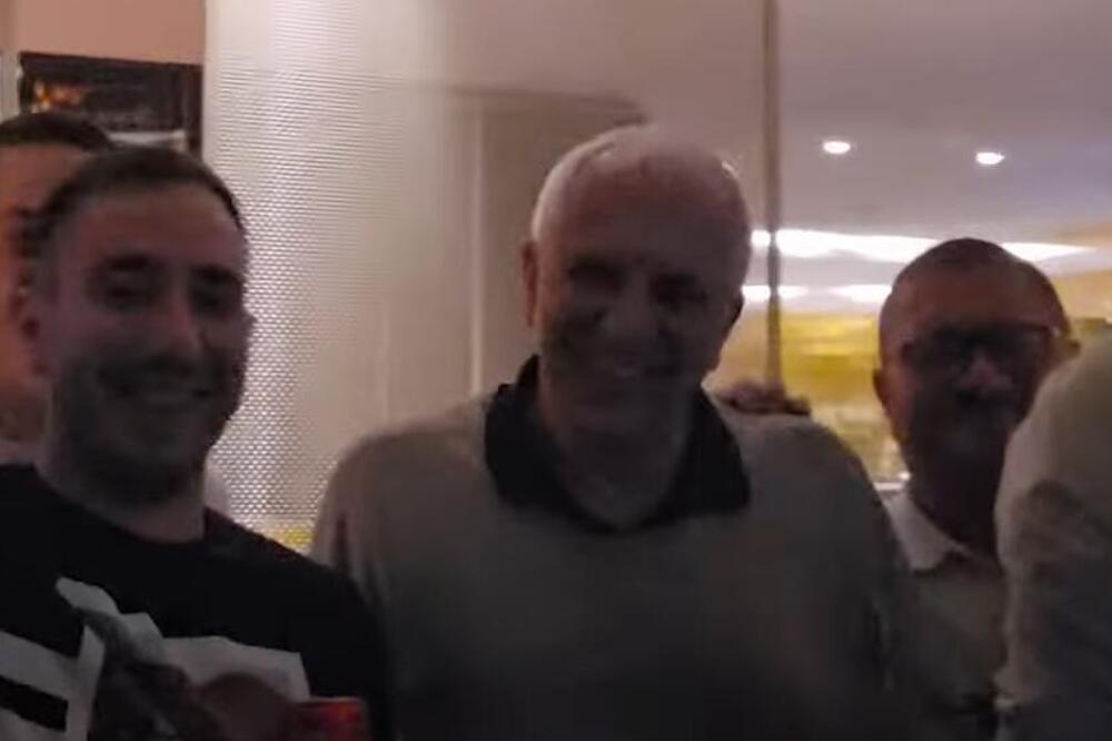 GROBARI ZASVIRALI KLAVIR ZBOG OBRADOVIĆA: Poznata pesma i Željkov veliki osmeh (VIDEO)