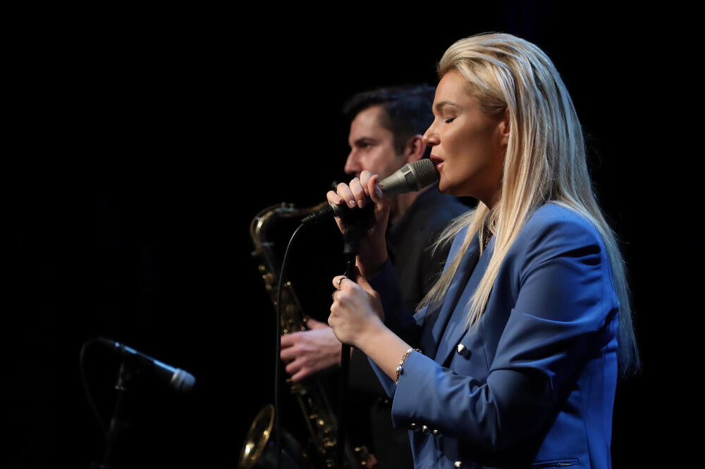 "OPROSTI NAM DANKA" Pevačica se sa MNOGO TUGE oprostila od NASTRADALE devojčice