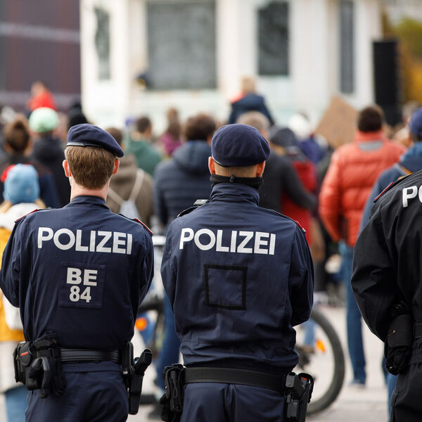 DEVOJČICA (14) ZADALA ŽENI VIŠE OD 5 UBODA U VRAT! Ubistvo na groblju izazvalo šok i horor među meštanima