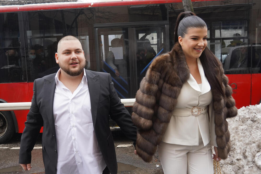 KAD TRAJKOVIĆI SLAVE, TO PUCA! Da li ste ikad videli ovakvu slavsku trpezu? Nema šta nema, IZOBLJE SVEGA