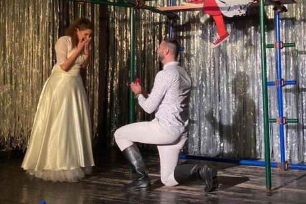 UMESTO PRINCA, MILAN IZAŠAO NA SCENU I IZVADIO PRSTEN: Neverovatna prosidba na "daskama koje život znače" (VIDEO)