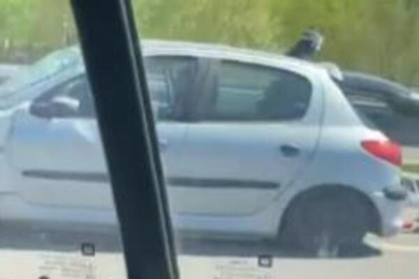NESREĆA NA MILOŠU VELIKOM KOD UBA: Automobil udario u bankinu, delovi rasuti po putu (VIDEO)