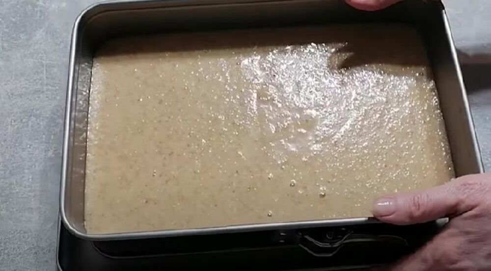 Posni kolač sa medom u tepsiji