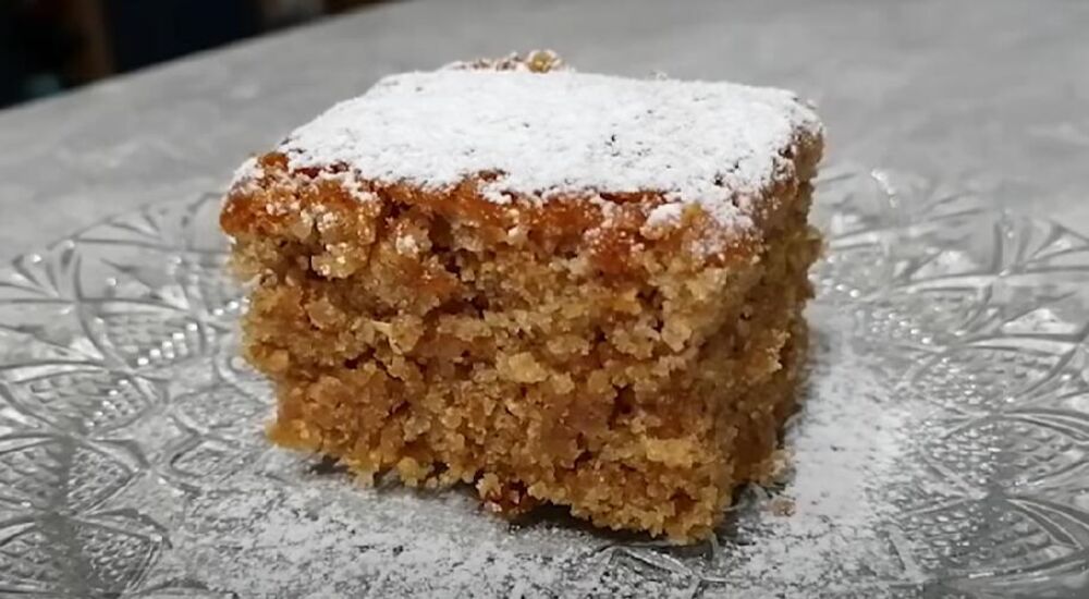 Posni kolač sa medom na tanjiru