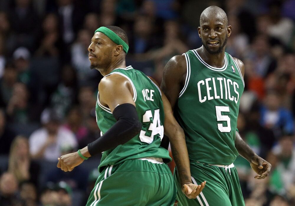 Pol Pirs i Kevin Garnet u dresu Boston Seltiksa