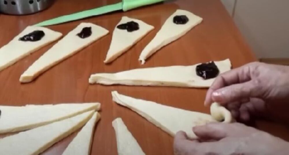 Filovanje posnih kiflica sa džemom