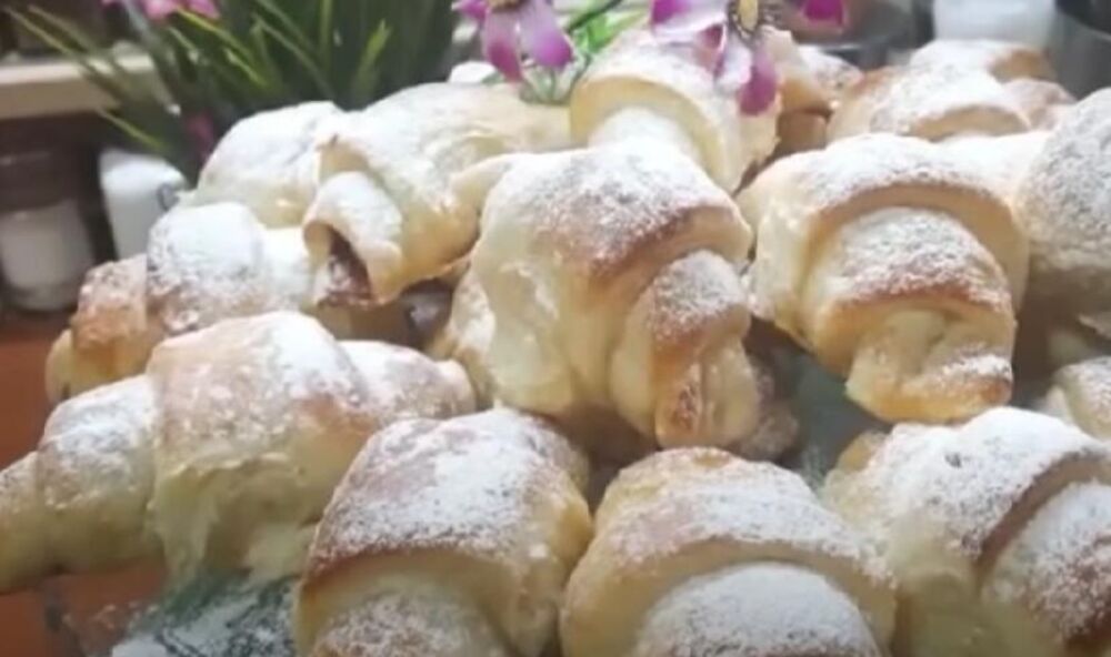 Posne kiflice sa džemom u činiji