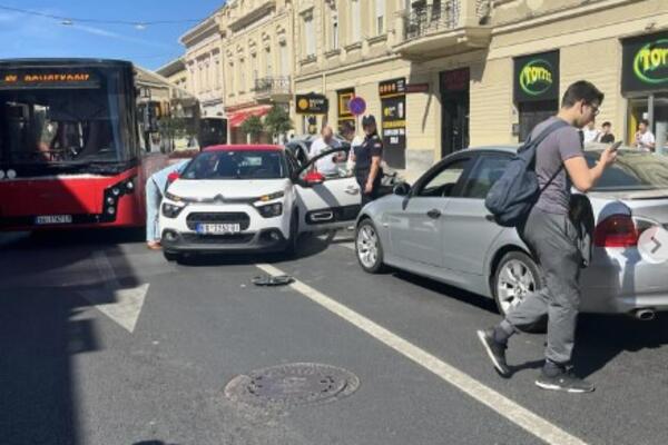 SUDARILI SE AUTOMOBILI U ZEMUNU, PA NAPRAVILI OPŠTI KOLAPS! Pokušao da pretekne autobus, a onda...(FOTO)(VIDEO)