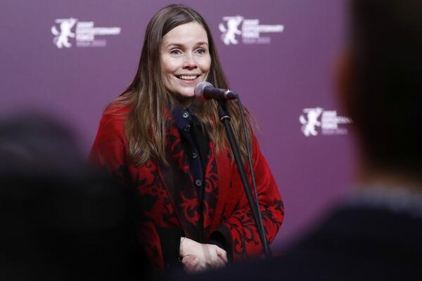 PREMIJERKA ISLANDA PODNELA OSTAVKU: Katrin bacila oko na funkciju predsednika! (VIDEO)
