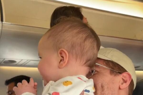 BEBA POZDRAVLJA PUTNIKE KOJI SE UKRCAVAJU NA AVION: Video postao VIRALAN, ljudi se oduševili ŠTA RADI GENIJALAC